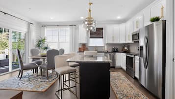 House, 3 Bedrooms | Private kitchen | Coffee/tea maker, fridge, oven