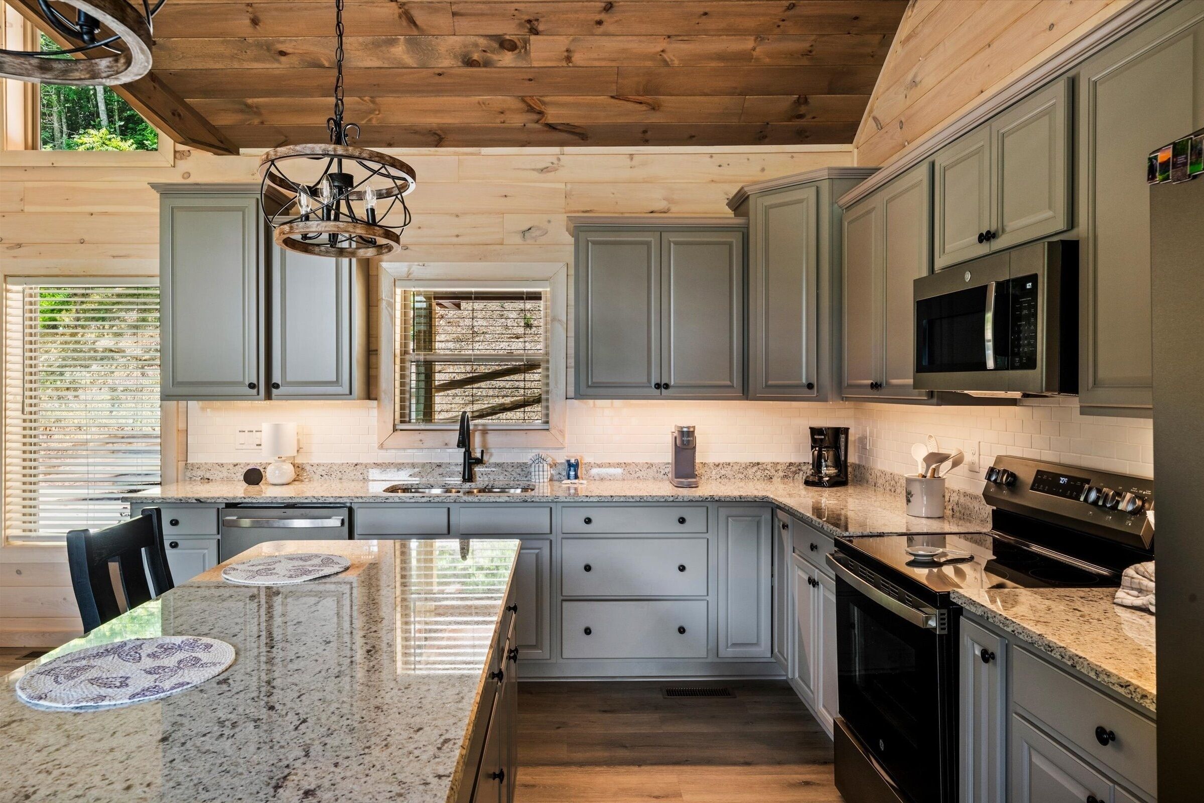 Cabin, 3 Bedrooms | Private kitchen | Coffee/tea maker, fridge, oven, toaster