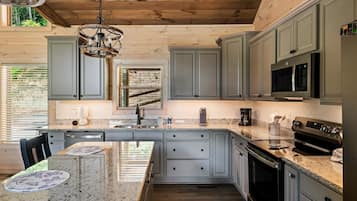 Cabin, 3 Bedrooms | Private kitchen | Coffee/tea maker, fridge, oven, toaster