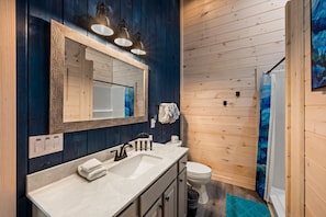 Cabaña, 3 habitaciones | Baño | Toallas