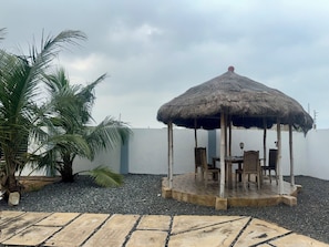 Outdoor dining - Beachside Studio with a Curated Library (P32W+99C Prampram)