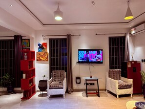 Smart TV - Beachside Studio with a Curated Library (P32W+99C Prampram)