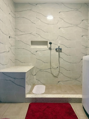 Shower, towels, soap, toilet paper - Beachside Studio with a Curated Library (P32W+99C Prampram)