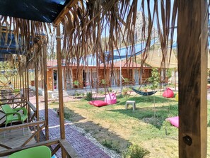 Kamar Triple Keluarga, balkon, pemandangan kebun | Teras/patio