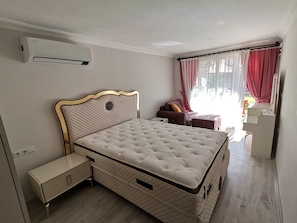 Habitación triple familiar, balcón, vistas al jardín