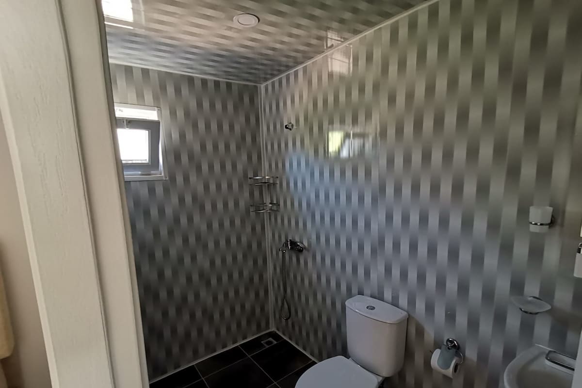 Kamar Triple Keluarga, balkon, pemandangan kebun | Kamar mandi | Shower, handuk, sabun, dan tisu toilet