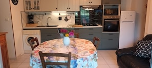 Wasserkocher mit Kaffee-/Teezubehör, Kühlschrank, Mikrowelle, Ofen
