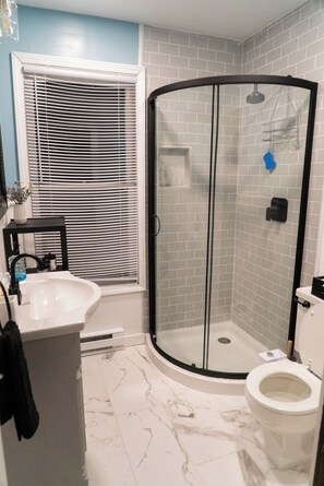 Douche, bidet, serviettes fournies, savon