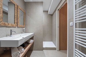 Studio | Kamar mandi | Shower, pengering rambut, handuk, dan sabun