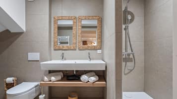 Estudio | Baño | Ducha, secador de pelo, toallas y jabón