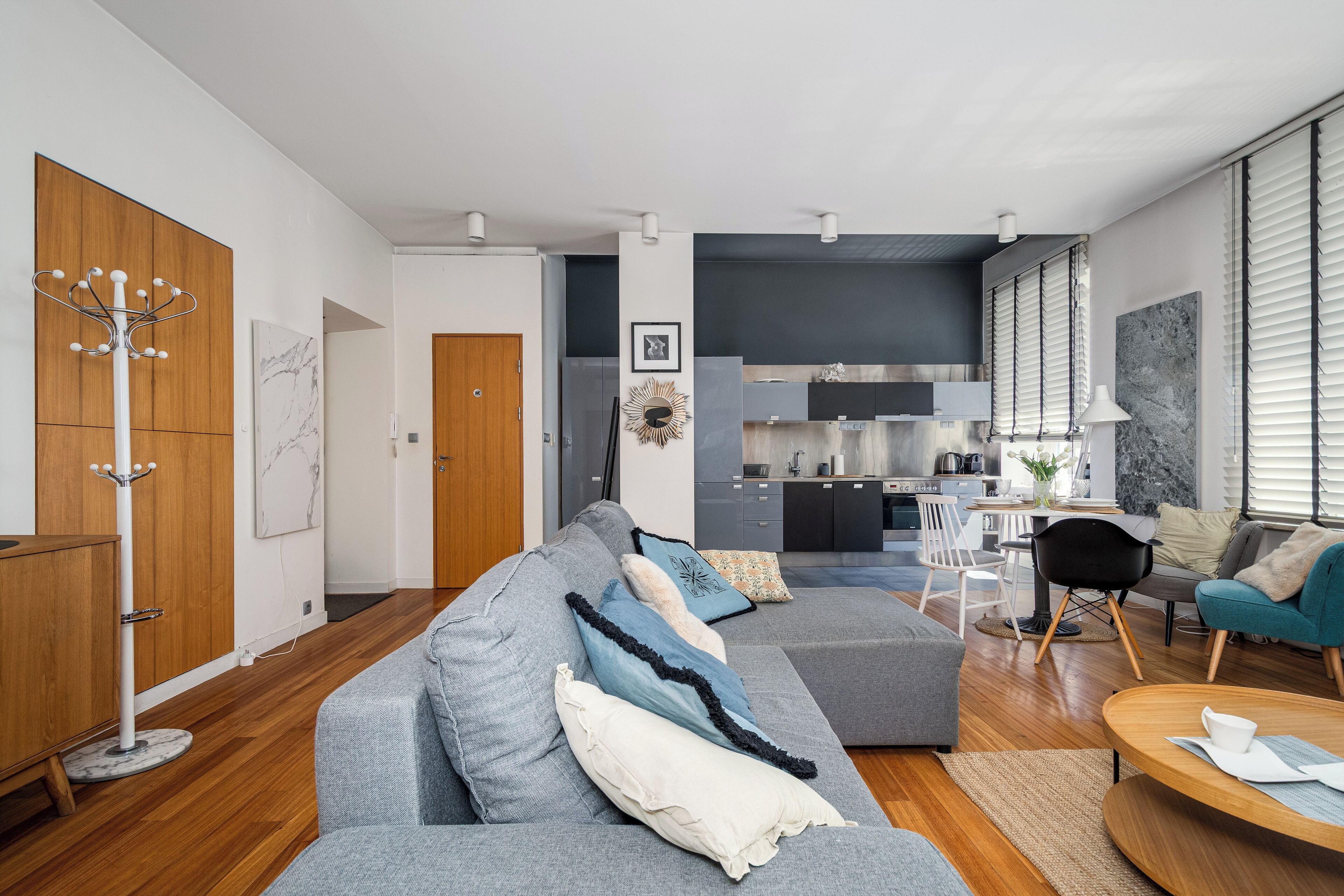 Appartement (15) | Woonruimte | Een 30-inch flatscreentelevisie met digitale zenders