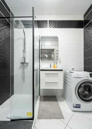 Departamento, balcón, vista a la ciudad | Baño