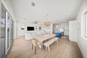 Ein modernes Interieur mit Essbereich, Küche und Wohnbereich.