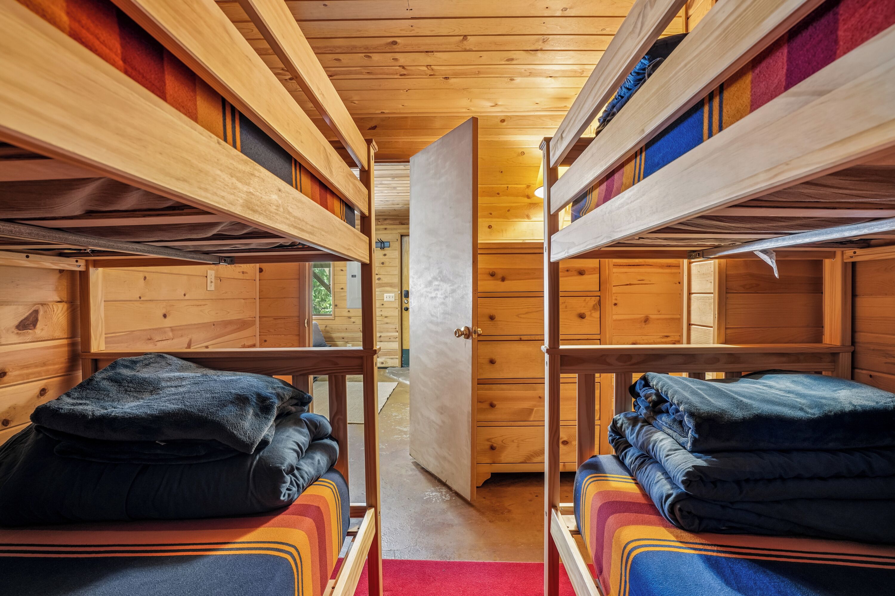 Schreibtisch, Bügeleisen/Bügelbrett, Reisekinderbett, Internetzugang