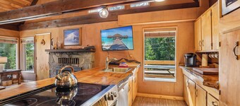 Govy 4BR | Hot Tub | Walk Downtown | Sleeps 12