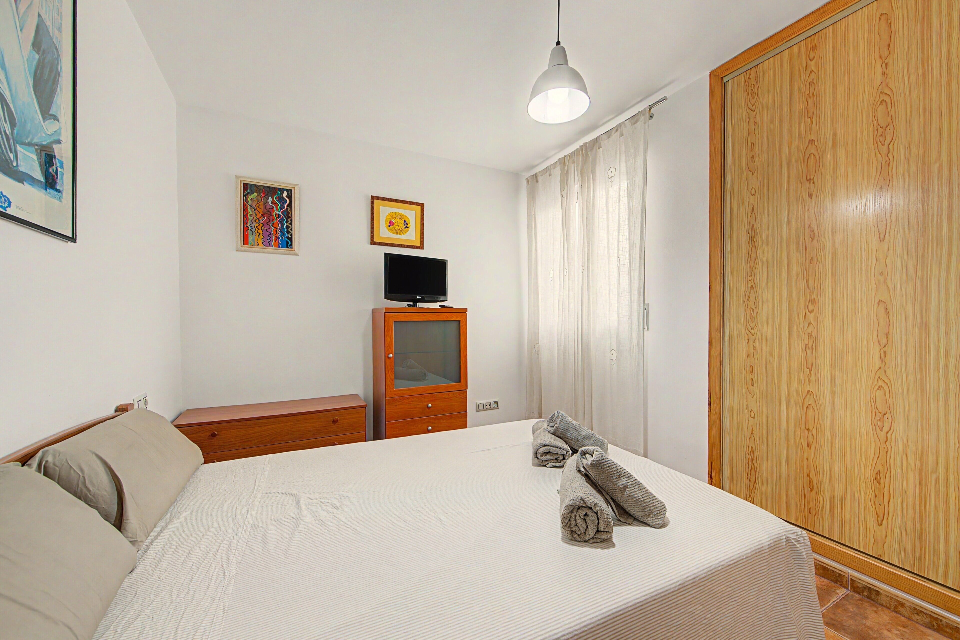 Tabla de planchar con plancha y ropa de cama