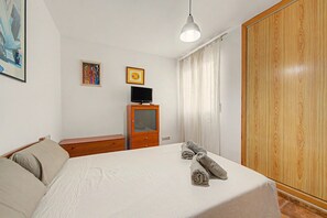 Iron/ironing board, bed sheets