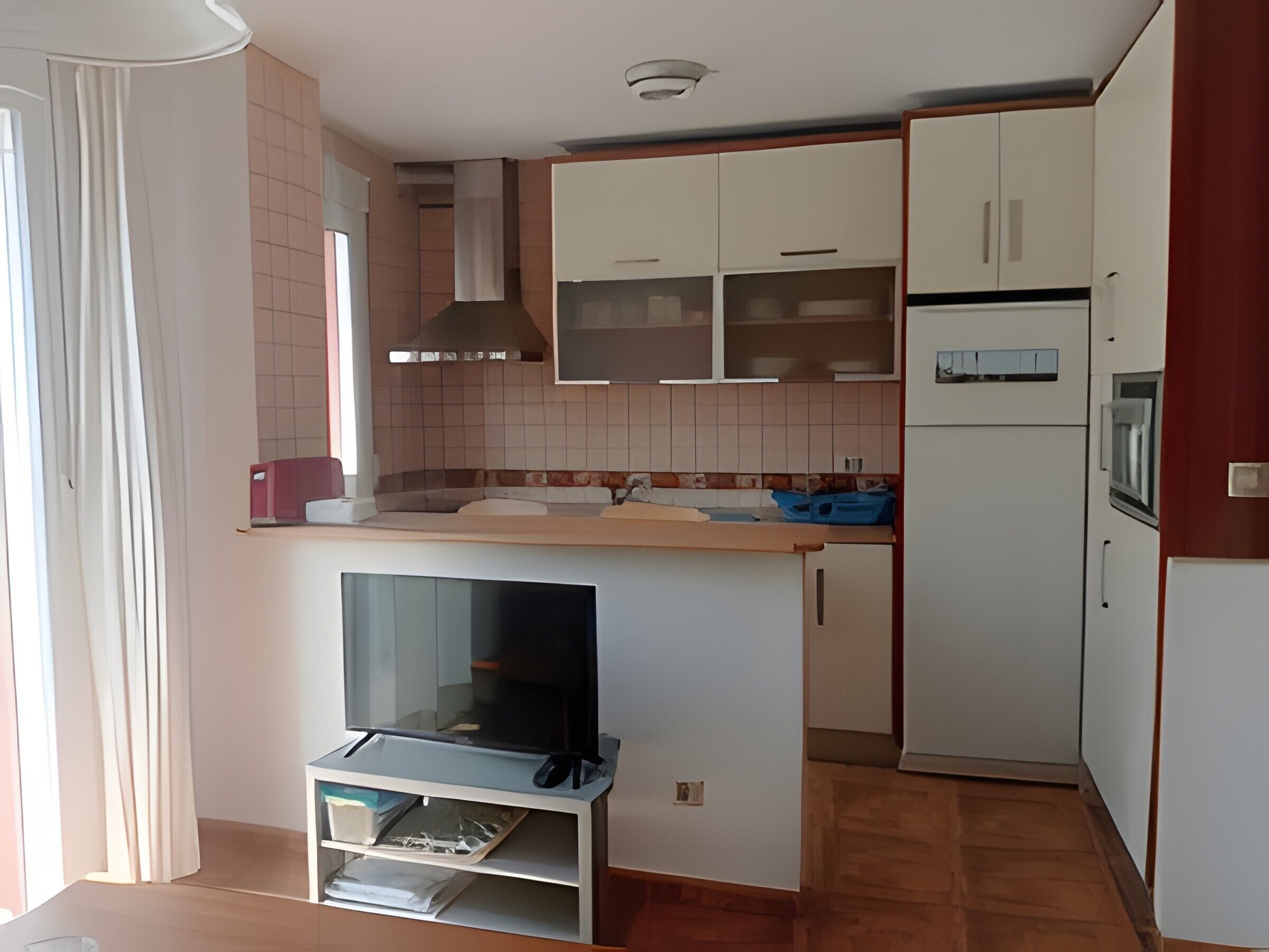 Coffee/tea maker, fridge, microwave, stovetop