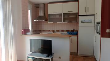 Coffee/tea maker, fridge, microwave, stovetop