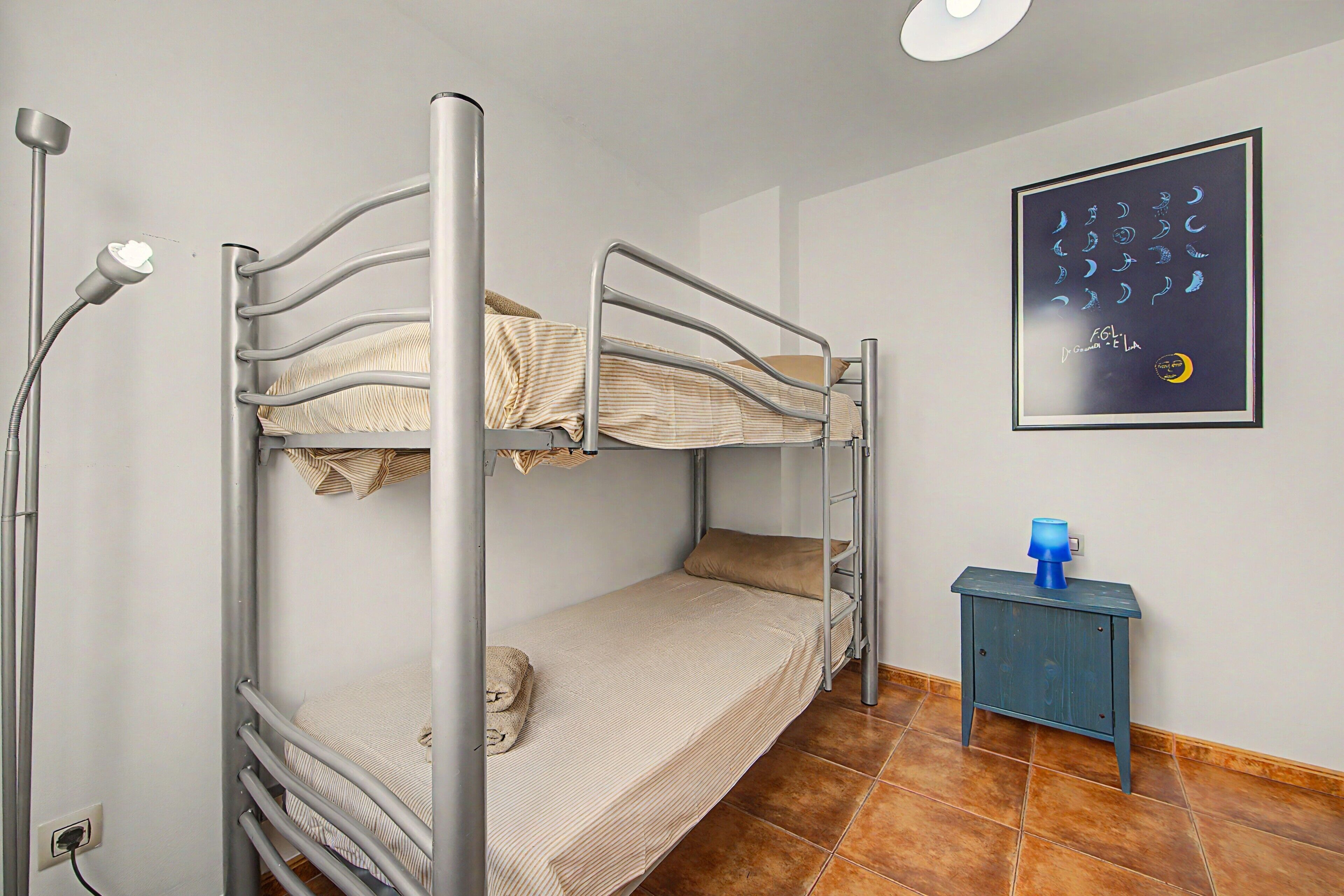 Iron/ironing board, bed sheets