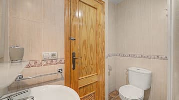 Een douche, handdoeken