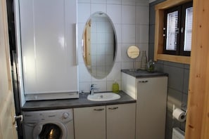 Sèche-cheveux, papier toilette