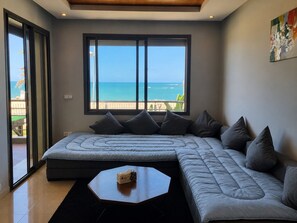 Smart TV, table football - Residence with a pool and ocean view in Sidi Bouzid (Moulay Abellah Amghar)