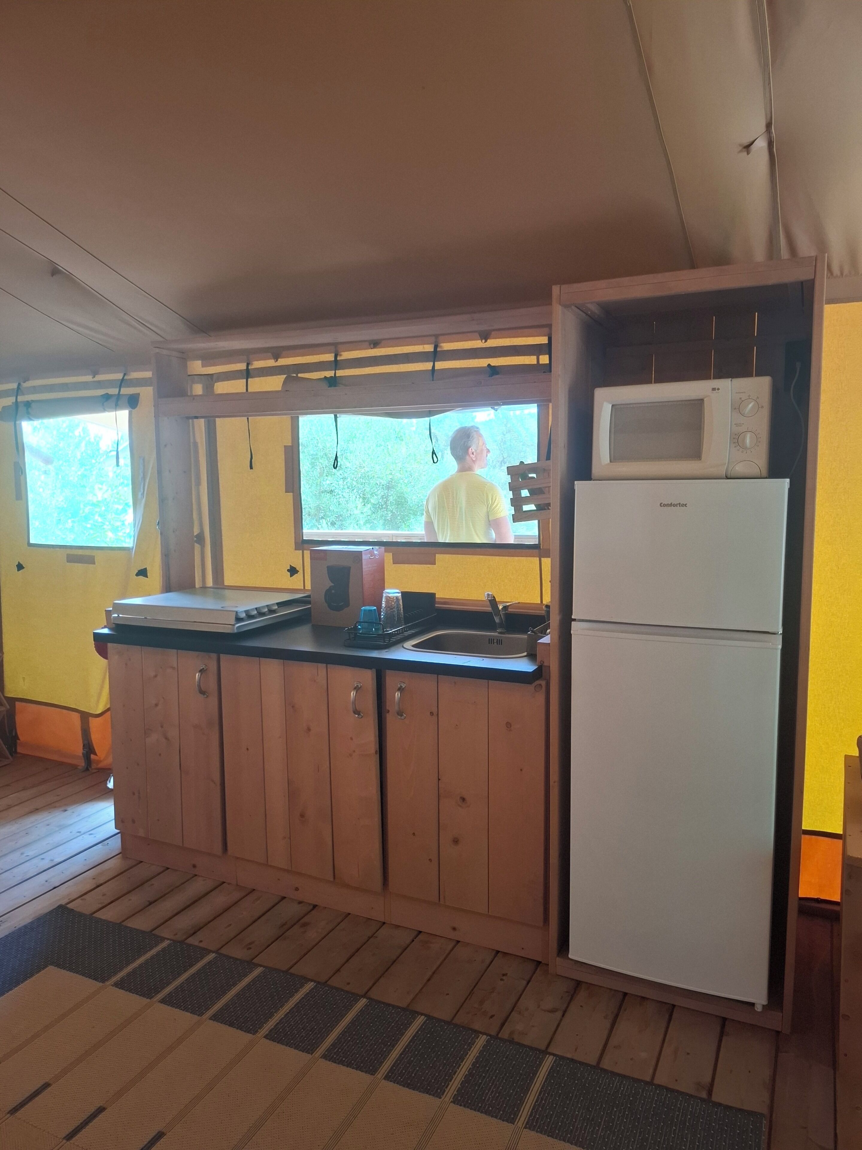 Coffee/tea maker, fridge, stovetop, electric kettle
