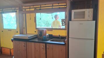 Coffee/tea maker, fridge, stovetop, electric kettle