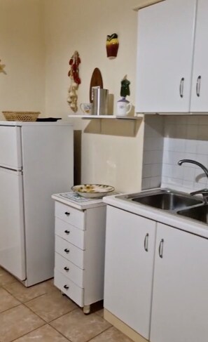 Fridge, oven, stovetop, cookware/dishes/utensils - Lugrà Apartment with Sea View, Wi-Fi, and Air Conditioning (Santa Maria di Castellabate)