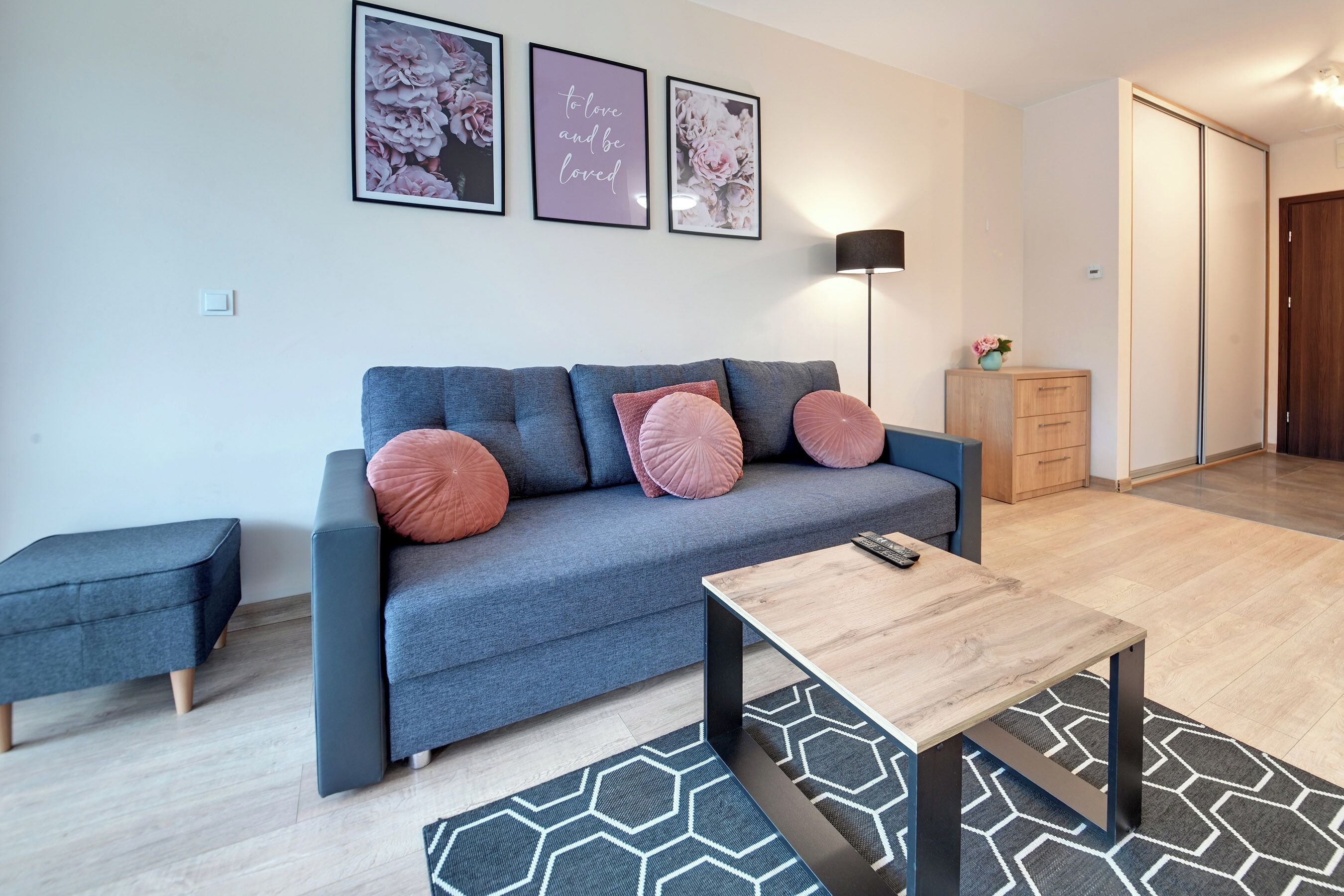 Apartment, Balcony, Mountain View | Living room