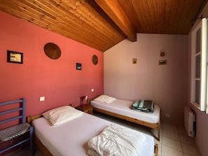 2 quartos, ferros/tábuas de passar roupa