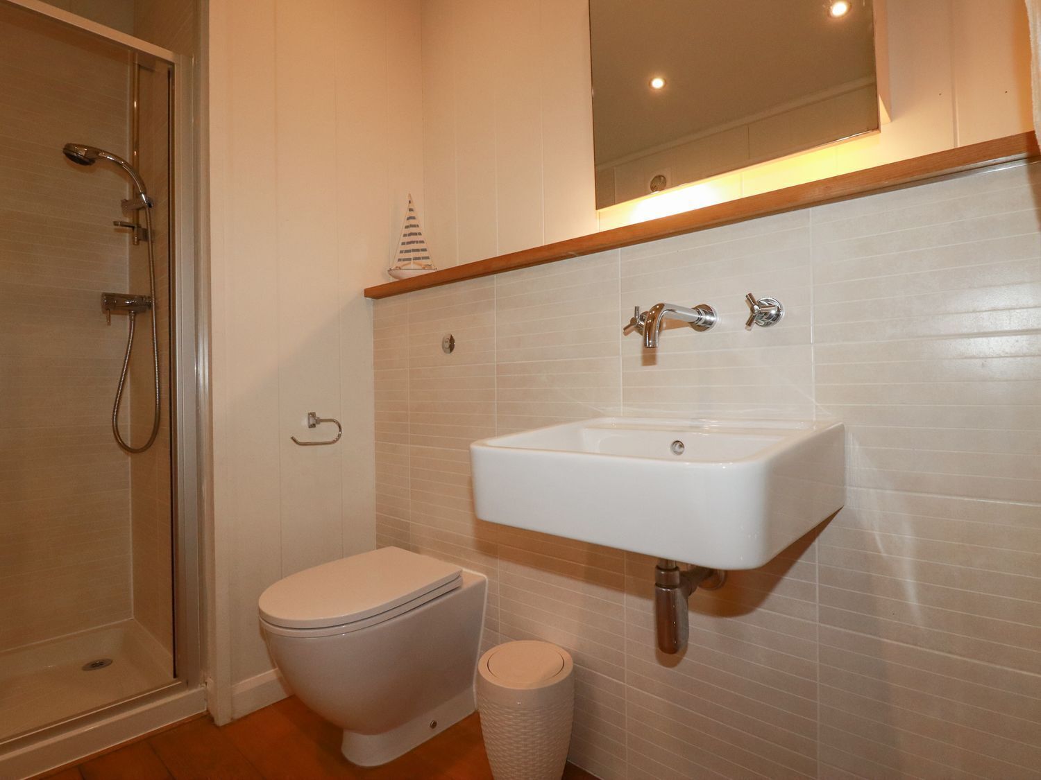 Un baño con inodoro, lavabo y ducha.