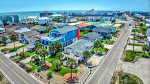A residential area with houses, a swimming pool, and a road. - Luna May - Charming 2 Bedroom, 3 Bath Beach House (Garden City Beach)