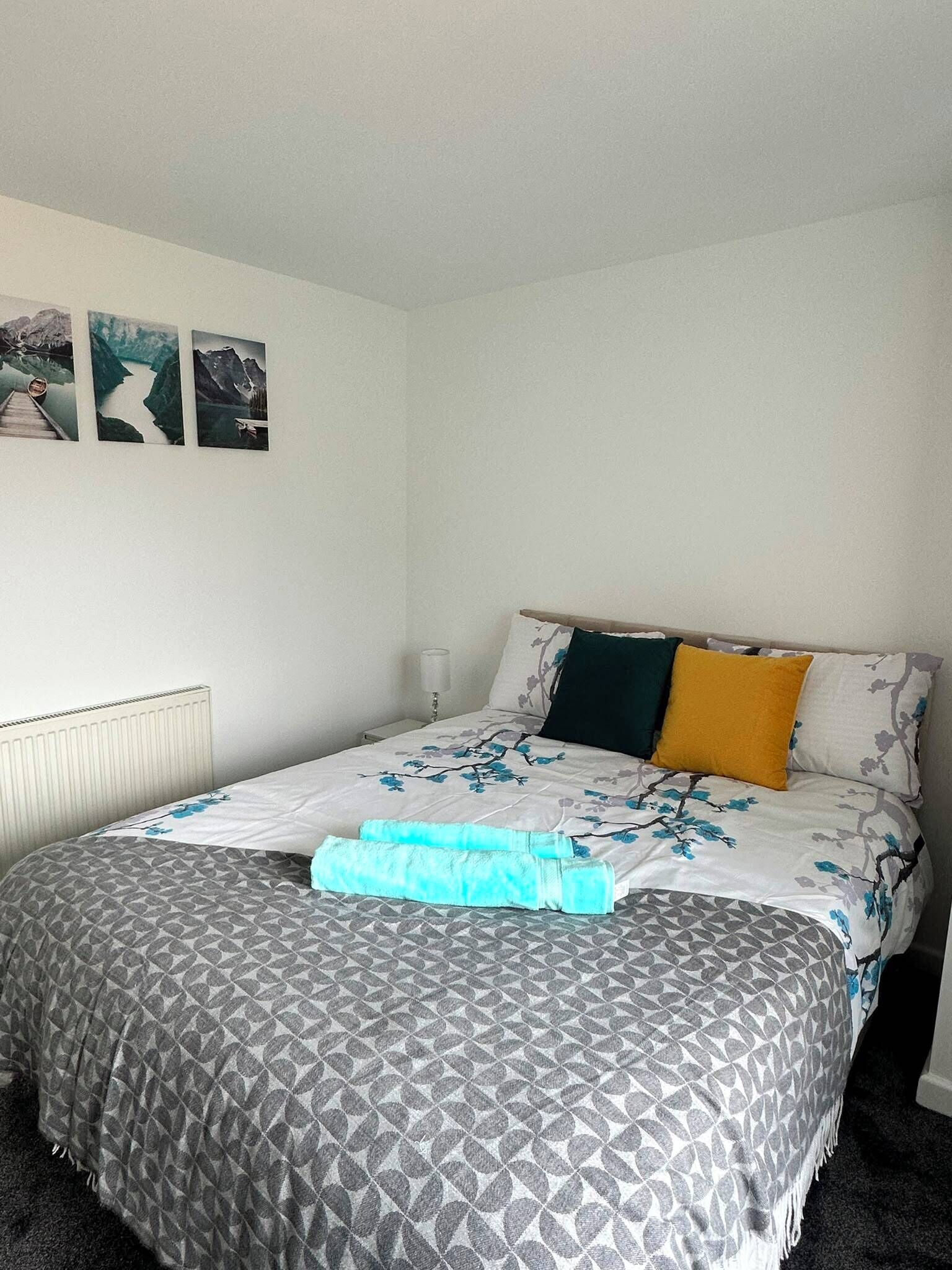 3 habitaciones, tabla de planchar con plancha, wifi y ropa de cama 