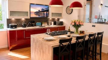 Departamento superior, 2 habitaciones, balcón, vista al mar | Cocina privada