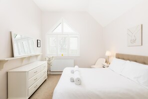 4 bedrooms, iron/ironing board, free WiFi, bed sheets - Large & Modern 4Bed Family Home - Pass the Keys (Warwick)