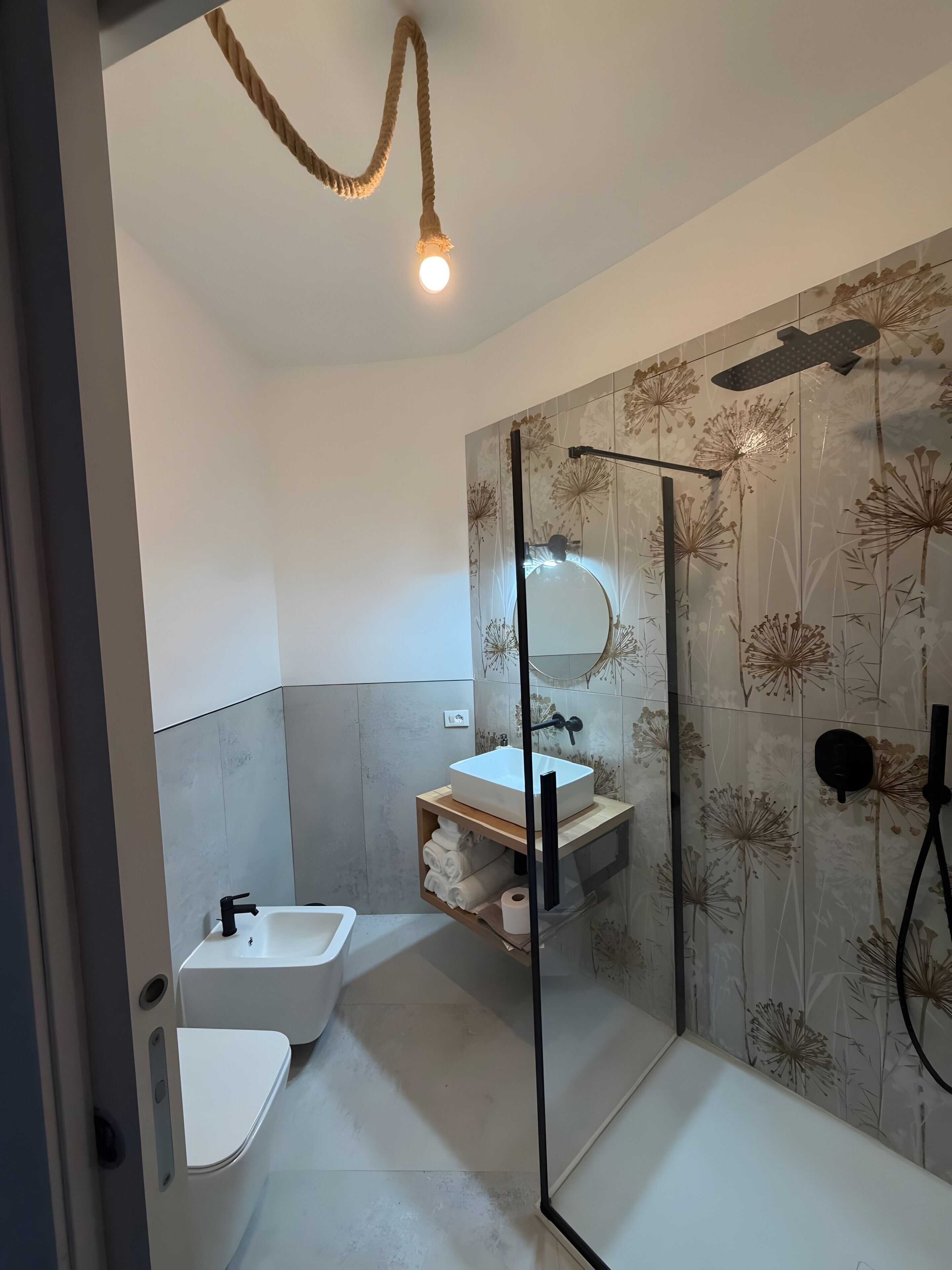Dusche, Haartrockner, Handtücher