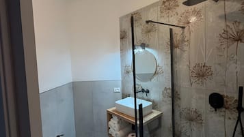 Dusche, Haartrockner, Handtücher