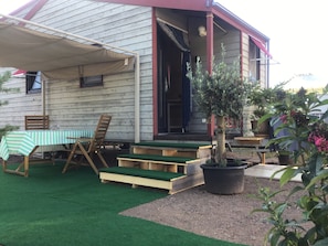 Outdoor dining - Tiny Home “Tinyhaus Adelheid am Silbersee” (Freiburg im Breisgau)