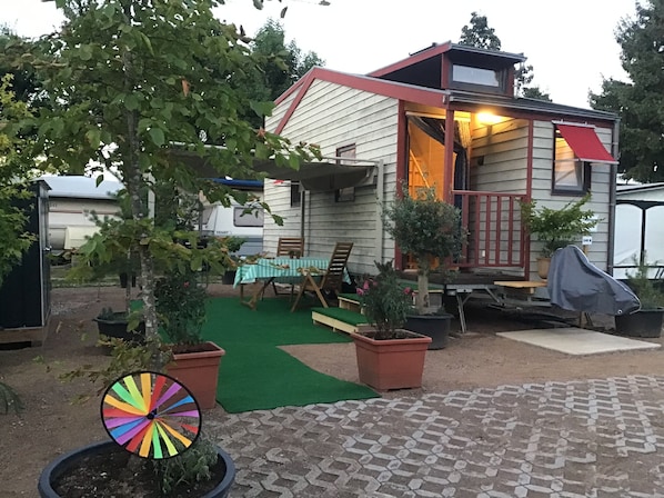 Outdoor dining - Tiny Home “Tinyhaus Adelheid am Silbersee” (Freiburg im Breisgau)