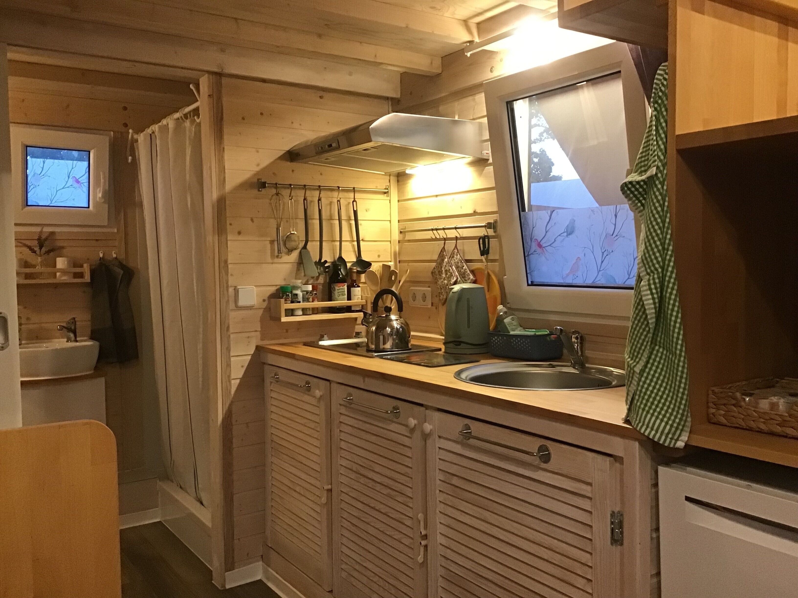 Wasserkocher mit Kaffee-/Teezubehör, Kühlschrank, Herdplatte