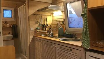 Wasserkocher mit Kaffee-/Teezubehör, Kühlschrank, Herdplatte