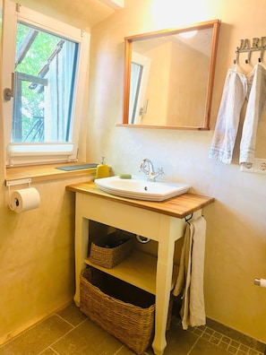 Een douche, een haardroger, handdoeken