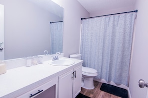 Serviettes fournies, savon, papier de toilette