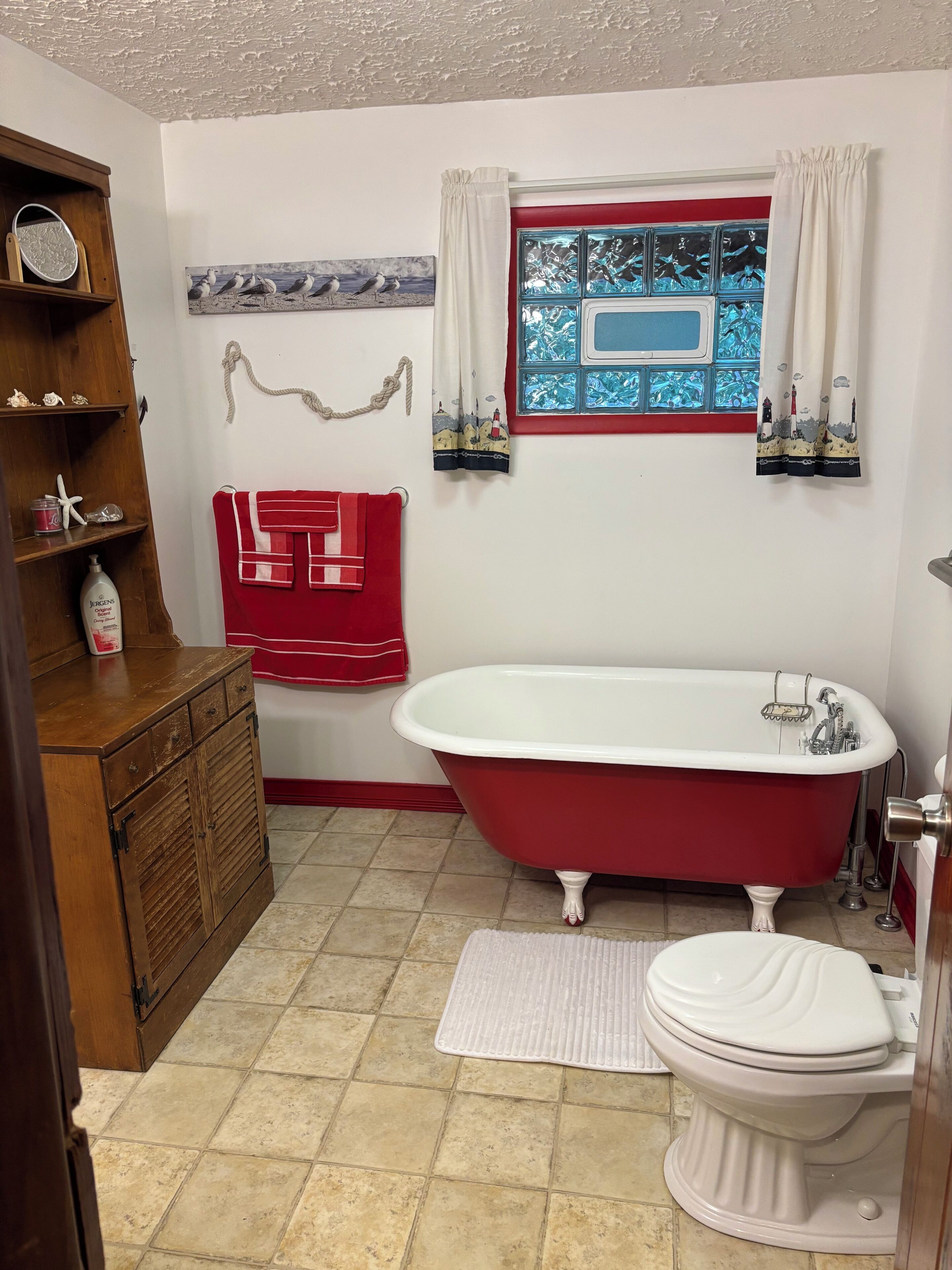 Douche, séchoir à cheveux, serviettes fournies, savon