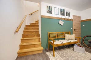 Una escalera de madera con peldaños que conducen a un rellano.