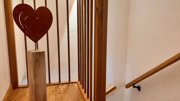 Eine Holztreppe mit einer herzförmigen Dekoration an der Geländer.