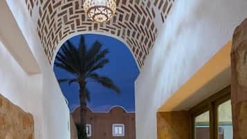 Habitación Confort doble, vistas a la piscina | Jardines del alojamiento