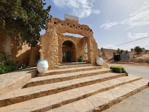 المنشأة من الخارج